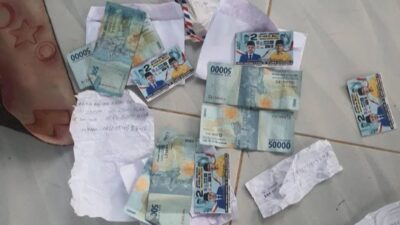 Uang yang sudah dimasukkan ke dalam amplop diduga digunakan unruk politik uang di kota langsa, Selasa (26/11/2024). (Foto: bithe.co)
