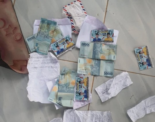 Uang yang sudah dimasukkan ke dalam amplop diduga digunakan unruk politik uang di kota langsa, Selasa (26/11/2024). (Foto: bithe.co)
