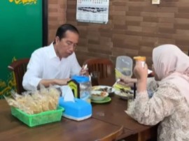 Joko Widodo mengunggah video yang menampilkan dirinya bersama sang istri, Ibu Iriana, sedang menikmati sarapan sederhana. (Foto: Instagram Joko Widodo)