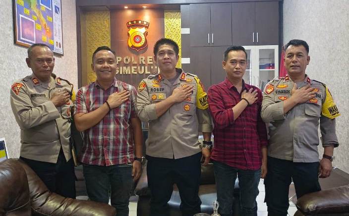 Perkuat Sinergi Sukseskan Pilkada, Ketua KIP Simeulue Bersama Panwaslih Silaturahmi dengan Kapolres 1 Ketua KIP Simeulue, Cairuzzaman Umar ( dua dari kiri) silaturrahmi dengan Kapolres Simeulue, AKBP Rosef Efendi, S.I.K., M.H. (tengah). (Foto: Ist)