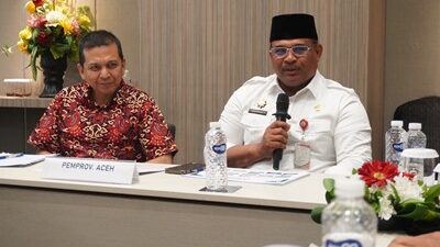 Penjabat (Pj) Gubernur Aceh, Safrizal ZA (kanan) didampingi Kepala Dinas Komunikasi, Informatika dan Persandian Aceh selaku PPID Utama Pemerintah Aceh Marwan Nusuf memaparkan Kebijakan dan Strategi Keterbukaan Informasi Publik dalam Presentasi Uji Publik Monitoring dan Evaluasi Keterbukaan Informasi Publik Tahun 2024 di Grand Mercure Kemayoran Jakarta, Rabu (13/11/2024). (Foto: Diskominsa Aceh)