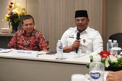 Penjabat (Pj) Gubernur Aceh, Safrizal ZA (kanan) didampingi Kepala Dinas Komunikasi, Informatika dan Persandian Aceh selaku PPID Utama Pemerintah Aceh Marwan Nusuf memaparkan Kebijakan dan Strategi Keterbukaan Informasi Publik dalam Presentasi Uji Publik Monitoring dan Evaluasi Keterbukaan Informasi Publik Tahun 2024 di Grand Mercure Kemayoran Jakarta, Rabu (13/11/2024). (Foto: Diskominsa Aceh)