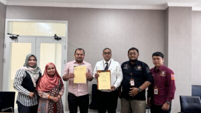 Penandatanganan MoU YARA dengan Dekan FISIP, Dr. Teuku Zulkarnain