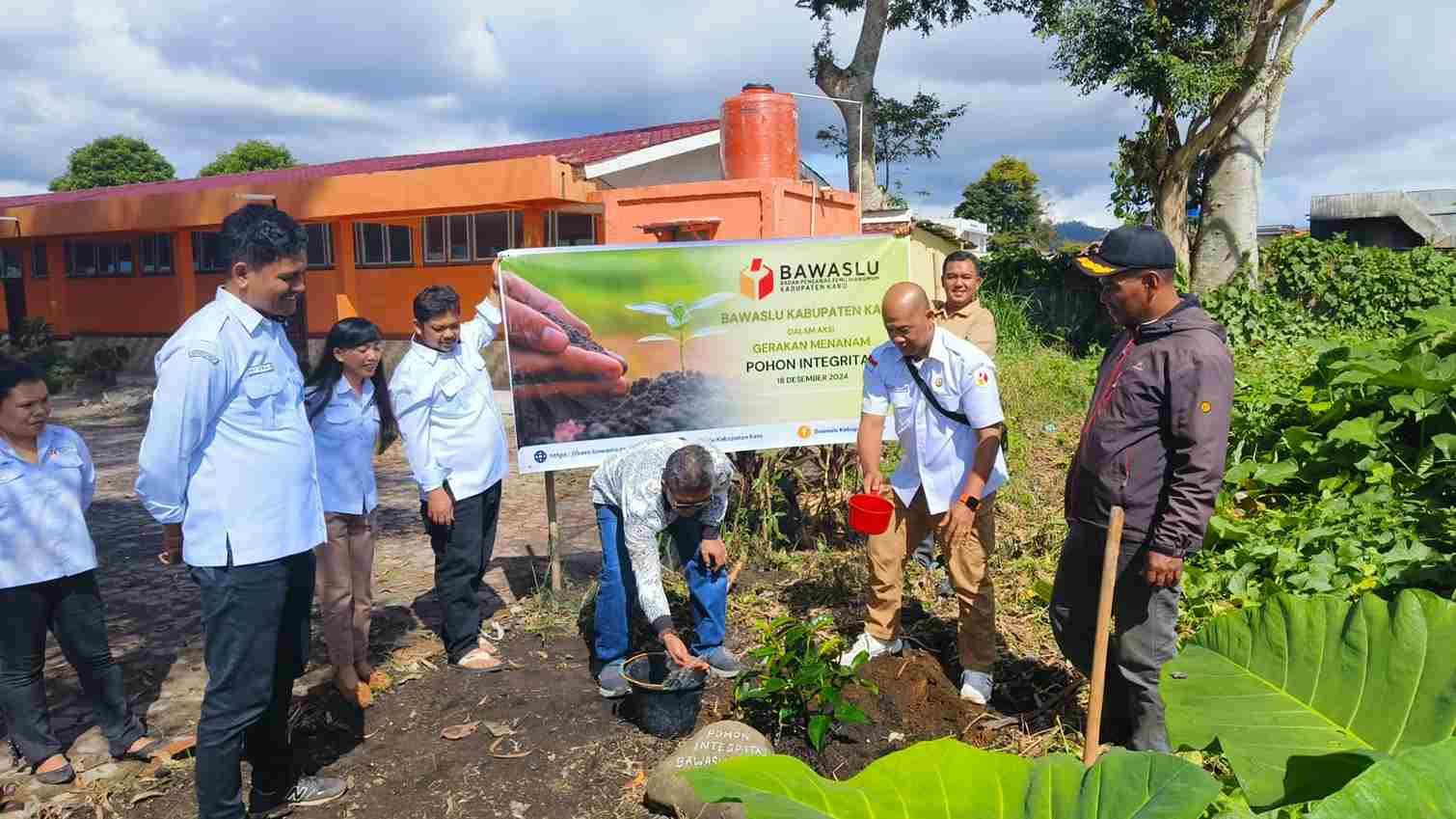 Bawaslu Karo Tanam Pohon Integritas sebagai Simbol Kejujuran dan Komitmen Pemilu Berkeadilan 1 WhatsApp Image 2024 12 19 at 08.07.05 11zon