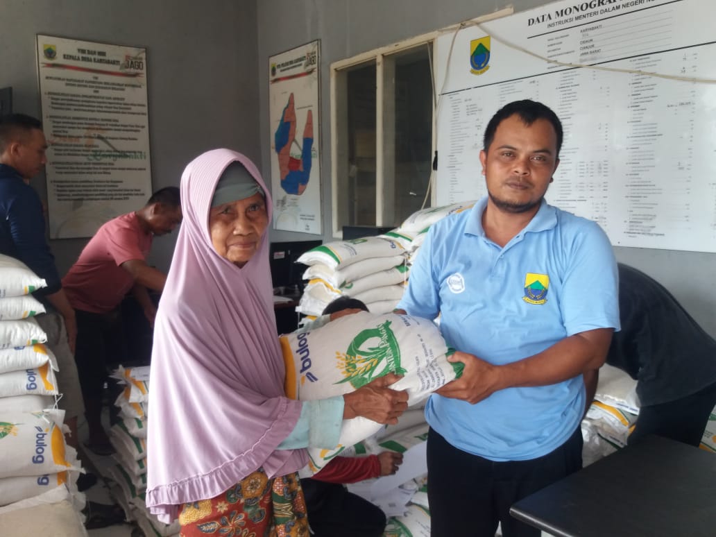 591 KPM Desa Karyabakti Kembali Menerima Bansos Rastra Tahun 2024 1 WhatsApp Image 2024 12 19 at 15.58.26