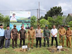 Penghijauan Serentak, Pj Bupati Asra Tanam Pohon Durian di Aceh Tamiang