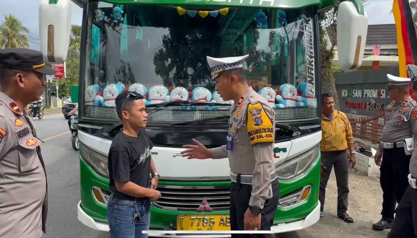 Kasat Lantas Polres Solok Imbau Keselamatan Berlalu Lintas bagi Pengemudi dan Penumpang Bus 1 WhatsApp Image 2024 12 25 at 05.49.29 11zon
