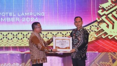 Penerimaan Penghargaan oleh Kepala Dinas Kominfo Lampung Barat Munandar Mursal, S.Sos yang diwakili Kepala Bidang (Kabid) Komunikasi Informasi Publik (Kip) Ansori, SH., MH Ballroom Hotel Novotel Lampung Jl. Gatot Suproto No. 136 Sukaraja Kecamatan Bumi Waras, Rabu (04/12/2024) malam.