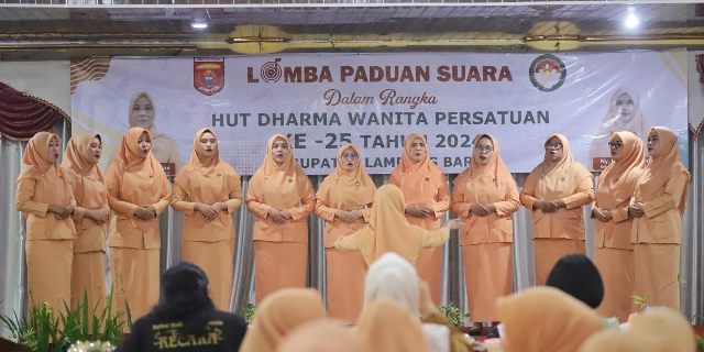 18 Grup Paduan Suara Berkompetisi di HUT Ke-25 DWP Tingkat Lampung Barat 1 Acara dibuka langsung oleh penasehat Dwp Kabupaten Lampung Barat Dra. Zelda Naturi Nukman di Auala Kagungan Setdakab, Selasa (10/12/2024).