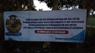 Spanduk Relawan Lapar, Om Bus Kalan bertebaran dimana-mana sebagai bentuk protes kepada Iswanto Pj Bupati Aceh Aceh Besar.