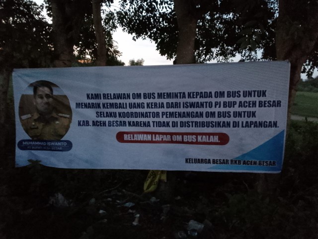 Spanduk Relawan Lapar, Om Bus Kalan bertebaran dimana-mana sebagai bentuk protes kepada Iswanto Pj Bupati Aceh Aceh Besar.