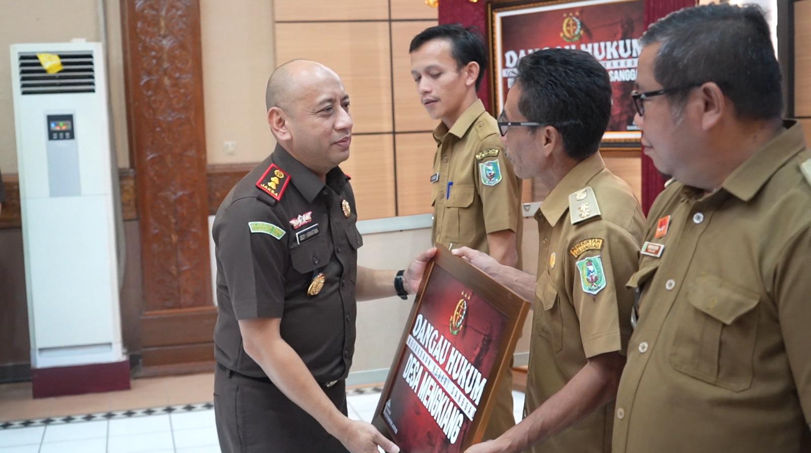 Istimewa, Kejari Sanggau Buat Terobosan Terkait Pelayanan Hukum Untuk Desa 1 IMG 20250121 WA0131