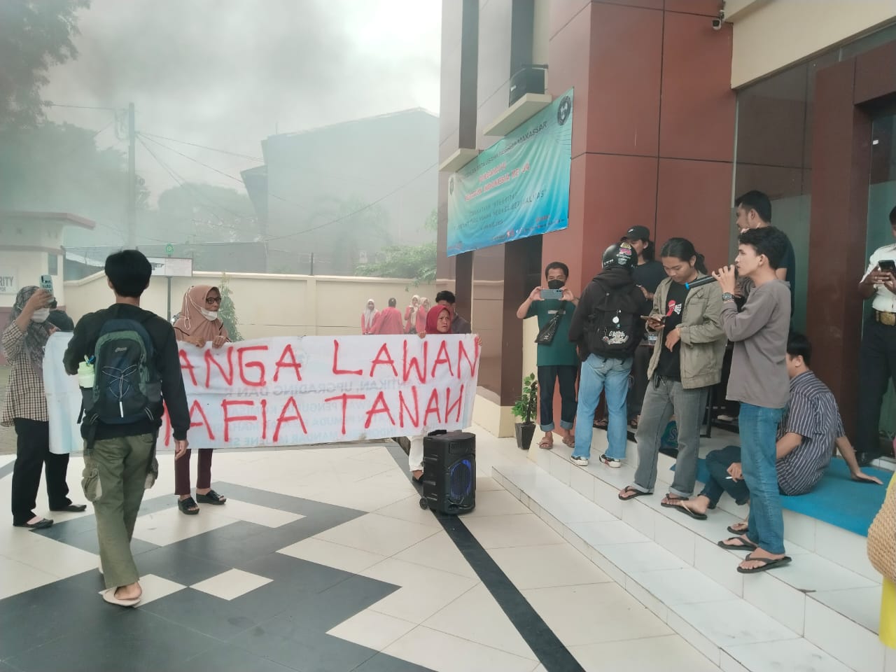 Hakim Diduga Bersekongkol dengan Mafia Tanah, Warga Binanga Geruduk Pengadilan TUN Makassar 1 IMG 20250123 WA0091