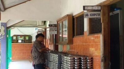 Para guru menarik kembali menu makan bergizi gratis yang tersisa di SDN Dukuh 03 Sukoharjo, Jawa Tengah, Kamis (16/1/2025). (Foto: Katadata)