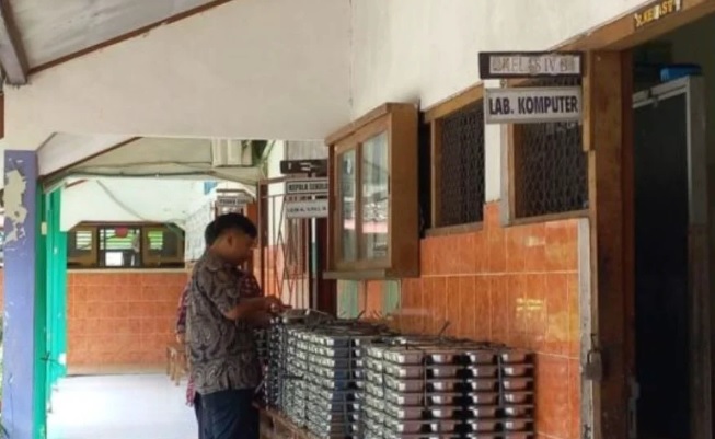 Usai Makan Menu Program Makan Bergizi Gratis, SDN Dukuh 03 Sukoharjo Alami Keracunan 1 Para guru menarik kembali menu makan bergizi gratis yang tersisa di SDN Dukuh 03 Sukoharjo, Jawa Tengah, Kamis (16/1/2025). (Foto: Katadata)
