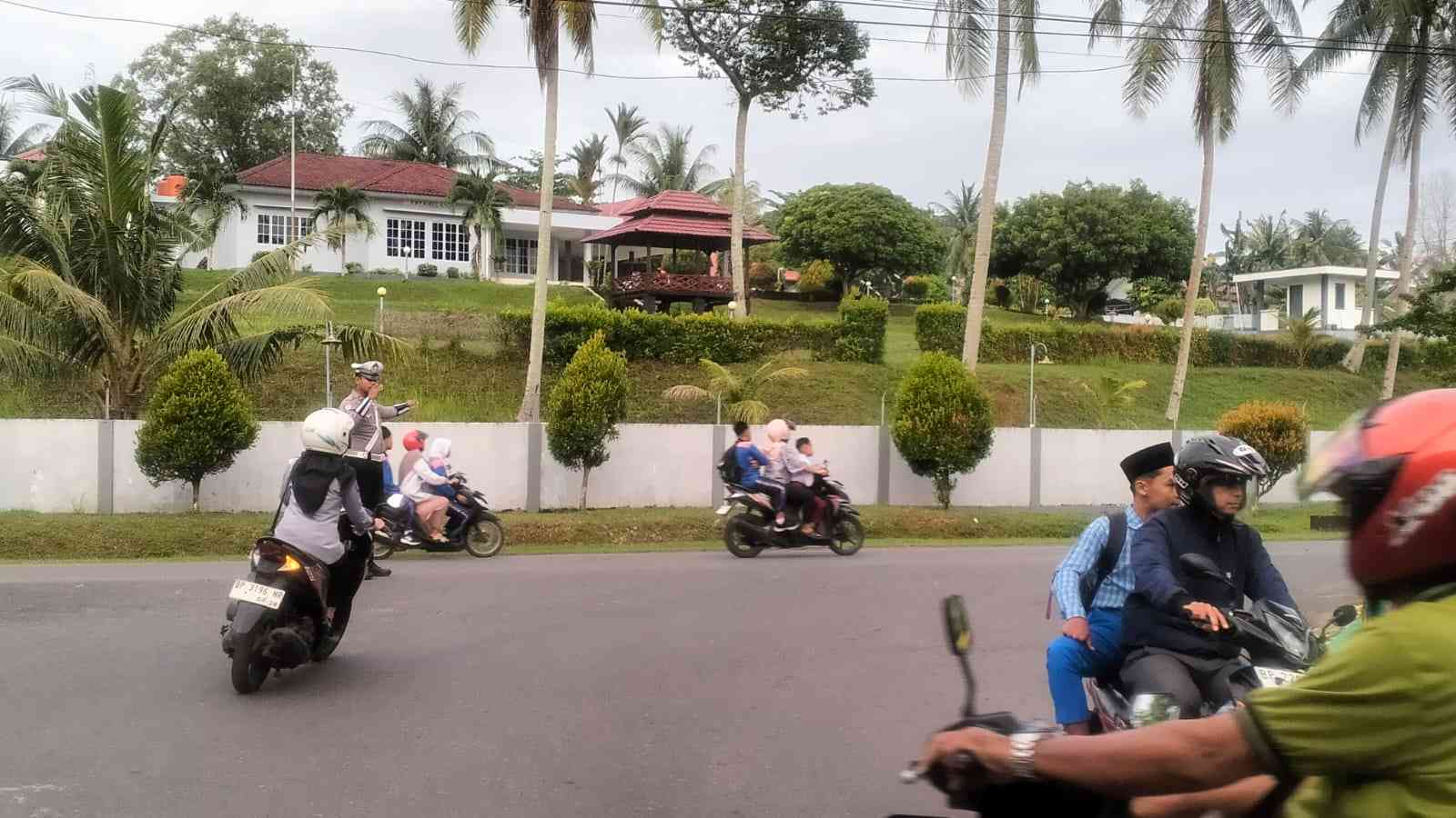 Cegah Kecelakaan, Satlantas Polres Lingga Gelar Pengaturan Lalu Lintas di Pagi Hari 1 WhatsApp Image 2025 01 07 at 18.04.42 11zon
