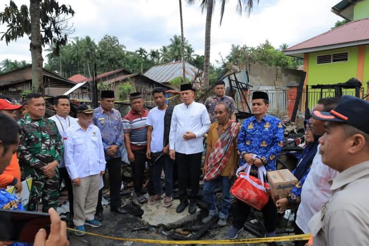 Bupati Pasaman Serahkan Bantuan untuk Korban Kebakaran di Sitombol, Satu Korban Jiwa Dimakamkan 1 WhatsApp Image 2025 01 17 at 21.58.33
