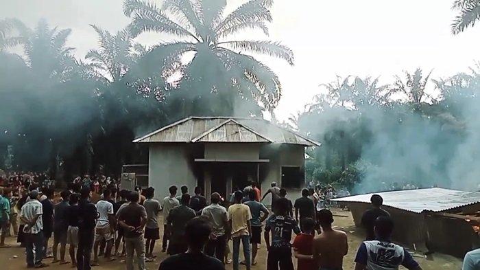 Diduga Jadi Tempat Hiburan Malam, Massa Bakar 3 Bangunan di Pasaman Barat 1 WhatsApp Image 2025 01 19 at 10.49.01