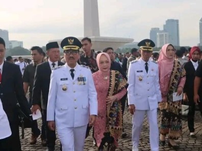 Dr. Ir. H. Hamartoni Ahadis, M.Si., dan Romli, S.Kom., M.M. dilantik Presiden RI Prabowo sebagai Bupati dan Wakil Bupati Lampung Utara terpilih periode 2025-2030. Bertempat di Kompleks Istana Kepresidenan, Jakarta Pusat. (Foto: Harian Daerah/Hendri/Humas Lampura)