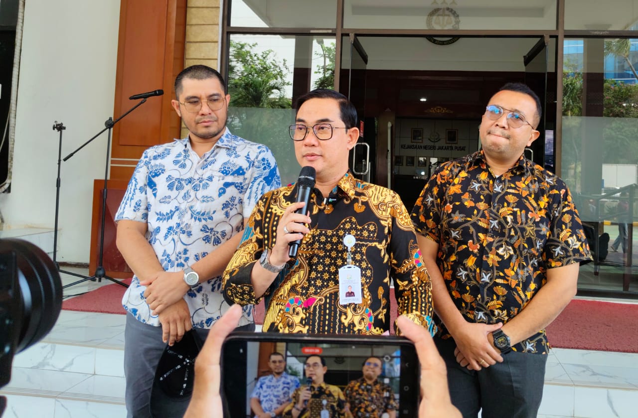 Tom Lembong dan Charles Sitorus Tahap ll ke Kejari Jakarta Pusat 1 IMG 20250214 WA0197