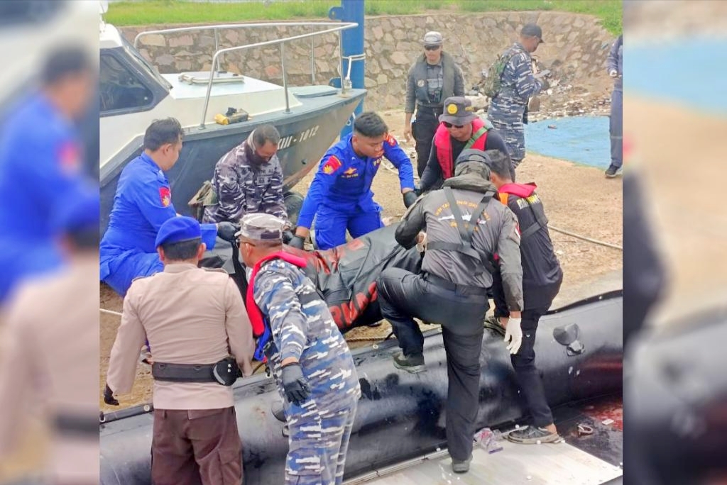 TNI AL Bersama Tim SAR Gabungan Mengevakuasi Mayat Tanpa Identitas di Perairan Suralaya Banten 1 IMG 20250203 020818