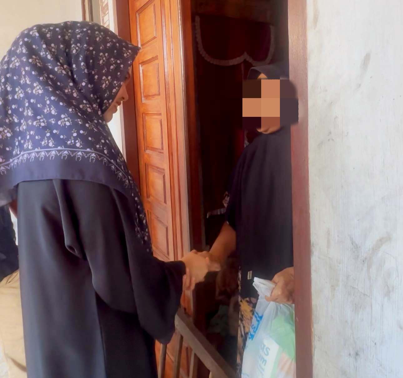 Sembari Bagi Sembako, Melvita Sari Jenguk Balita Pengidap Kelainan Jantung 2 IMG 20250208 171139