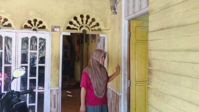 Bikin Resah Pemilik Rumah, Pelaku Pembobolan dan Pencurian di Simeulue Belum Tertangkap 1 Rosita, pemilik Rumah yang menjadi korban Pencurian dan Pembobolan di Busung Indah, Kecamatan Teupah Tengah, Simeulue. Senin (10/1/2025). Foto: Hariandaerah