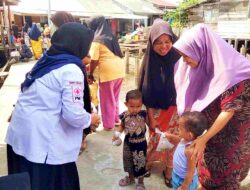 Cegah Stunting, KSR PMI Unit UNSAM Bagikan PMT di Desa Telaga Tujuh