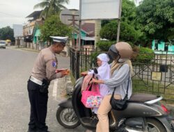 Operasi Keselamatan Seulawah, Satlantas Polres Abdya Bagikan Coklat Bagi Pengguna Jalan 