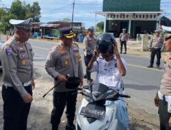Satlantas Polres Abdya Bagikan Puluhan Helm Gratis
