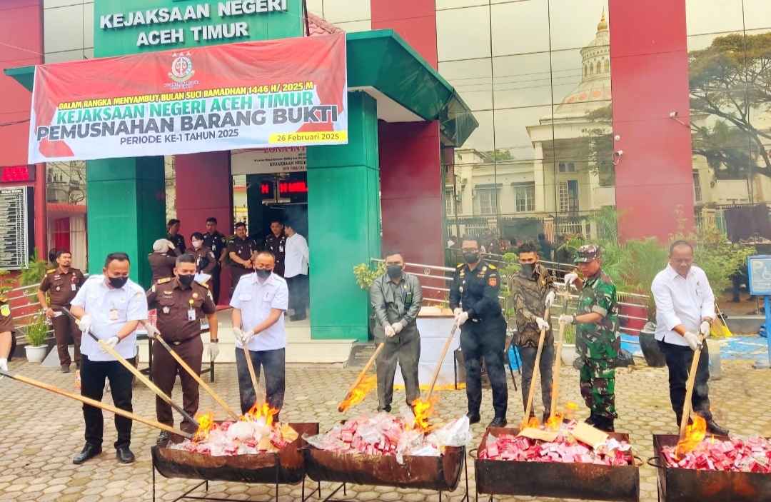 1 Juta Rokok Ilegal Dimusnahkan Bea Cukai dan Kejaksaan Aceh Timur 1 IMG 20250227 175648