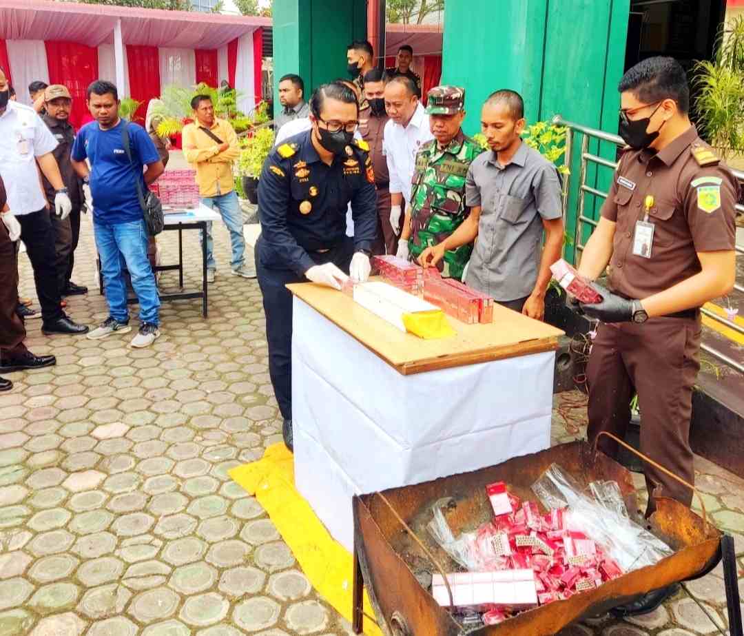 1 Juta Rokok Ilegal Dimusnahkan Bea Cukai dan Kejaksaan Aceh Timur 2 IMG 20250227 180049