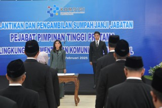 11 Pejabat Tinggi Pratama Tahap Ketiga Kemenkomdigi Dilantik 1 Menteri Komunikasi dan Digital (Menkomdigi) Meutya Hafid menjelaskan bahwa pembagian pelantikan dalam tiga tahap dilakukan untuk menempatkan pejabat yang terbaik di bidang masing-masing, sesuai dengan keahlian mereka. Hal itu disampaikan Menkomdigi dalam acara Pelantikan dan Pengambilan Janji Sumpah/Janji Jabatan 11 Pejabat Pimpinan Tinggi Pratama di Kantor Kementerian Komunikasi dan Digital (Kemkomdigi), Jakarta, pada Senin (24/2/2025). (Foto: Amiriyandi Informasi Publik KPM Kemkomdigi)