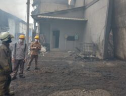 Petugas Damkar Masih Melakukan Pendinginan di Lokasi Kebakaran Dadap Kosambi