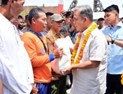 Ketua MPR RI Salurkan Bantuan bagi Korban Banjir di Lamsel, Tegaskan Pentingnya Ketahanan Pangan