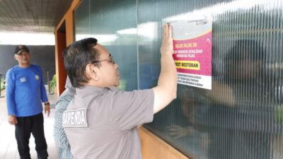 Tempat Usaha Penunggak Pajak, Ditempel Stiker Peringatan oleh Bapenda Kabupaten Tangerang 1 berita 38a573c3 5211 46a4 b6eb 54b8b6703a46