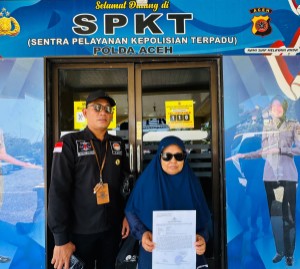 Diduga Beri Obat kedaluwarsa Hingga Buta, YARA Laporkan Manajemen RSUD Satelit ke Polda Aceh 1 Korban obat Kedaluwarsa yang diberikan oleh Manajemen RSUD Satelit Aceh Besar melaporkan ke Polda Aceh dibantu YARA. (Foto: humas YARA)