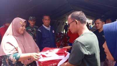 KPA dan PA Wilayah Simeulue Salurkan Bantuan Korban Kebakaran Kampung Air 2 Ketua KPA Wilayah Simeulue menyalurkan bantuan kebakaran Kampung Air, Kamis (20/2/2025)