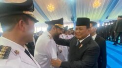 Presiden Prabowo Rangkul dan Jabat Tangan Mualem di Istana Kepresidenan 6 Presiden Republik Indonesia, Prabowo Subianto, menyambut Gubernur Aceh Muzakir Manaf atau Mualem dengan sambutan hangat di Istana Kepresidenan, Jakarta, Kamis (20/2/2025)