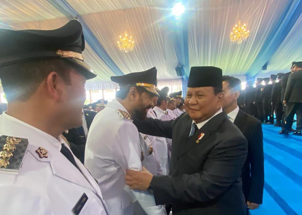 Presiden Republik Indonesia, Prabowo Subianto, menyambut Gubernur Aceh Muzakir Manaf atau Mualem dengan sambutan hangat di Istana Kepresidenan, Jakarta, Kamis (20/2/2025)