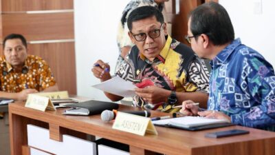 Plt Sekda Aceh, Drs. Alhudri, M.M. Saat menggelar rapat perdana dengan Para Asisten Sekda, Staf Ahli Gubernur, serta Kepala SKPA/Biro jajaran Pemerintah Aceh, di Ruang Rapat P3K Setda Aceh, Kamis, 20/2/2025