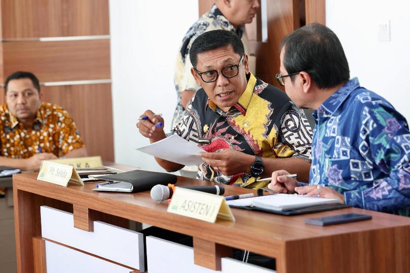 Baru Sehari Menjabat, Plt Sekda Aceh Alhudri Tuntaskan DPA SKPA 2025 1 Plt Sekda Aceh, Drs. Alhudri, M.M. Saat menggelar rapat perdana dengan Para Asisten Sekda, Staf Ahli Gubernur, serta Kepala SKPA/Biro jajaran Pemerintah Aceh, di Ruang Rapat P3K Setda Aceh, Kamis, 20/2/2025