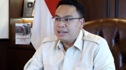 Wakil Menteri Komunikasi dan Digital, Angga Raka Prabowo, saat menyampaikan pidato secara daring dalam Konvensi Nasional Media Massa 2025 di Hall Dewan Pers, Jakarta Pusat, Kamis (20/2/2025). (Foto: infopublik)