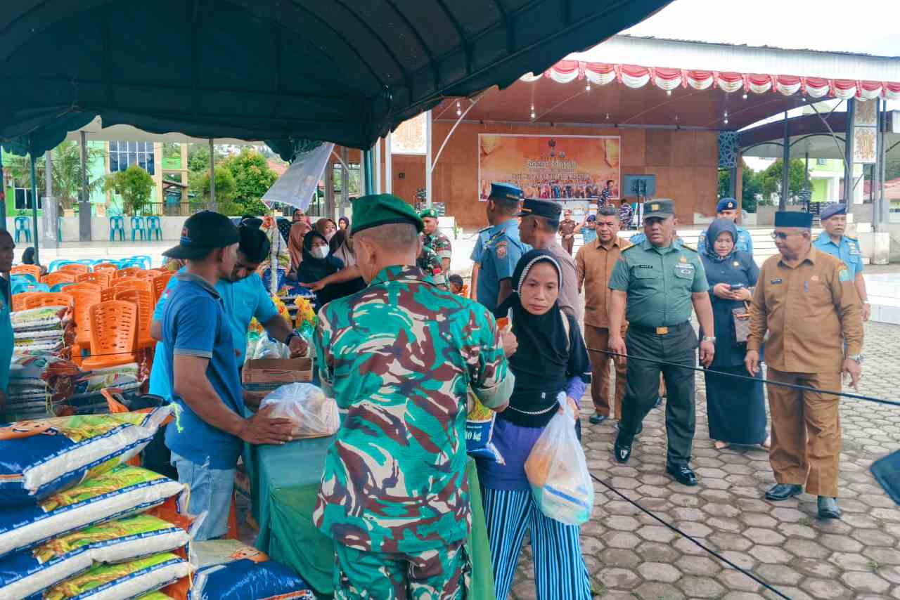 Kodim 0115/Simeulue menggelar Bazar Ramadhan TNI Tahun 2025 yang berlangsung di Lapangan Pendopo Simeulue, Desa Air Dingin, Simeulue Timur. Selasa (25/03/2025). Foto (ist)