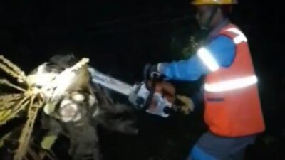 Pasca Cuaca Ekstrem di Simeulue, PLN Sinabang Gercep Lakukan Perbaikan Jaringan Listrik. Foto (ist)