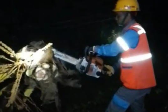 Pasca Cuaca Ekstrem di Simeulue, PLN Sinabang Gercep Lakukan Perbaikan Jaringan Listrik 1 Pasca Cuaca Ekstrem di Simeulue, PLN Sinabang Gercep Lakukan Perbaikan Jaringan Listrik. Foto (ist)