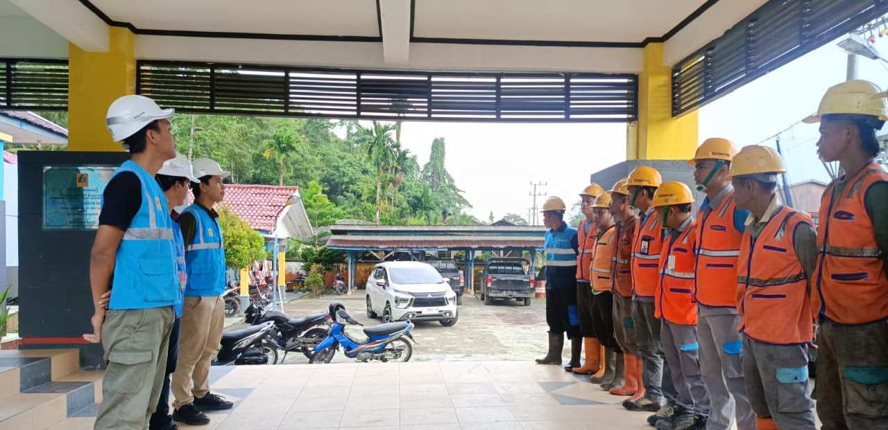 Pasca Cuaca Ekstrem di Simeulue, PLN Sinabang Gercep Lakukan Perbaikan Jaringan Listrik 2