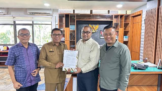 Ketua YARA, Safaruddin ( dua dari kanan) menyerahkan Rekomendasi ke Plt Sekda Acehh, Alhudri, penyerahan rekomendasi tersebut berlangsung di ruang kerja Plt Sekda Aceh, Selasa (4/3/2025). (Foto: Dok. YARA)