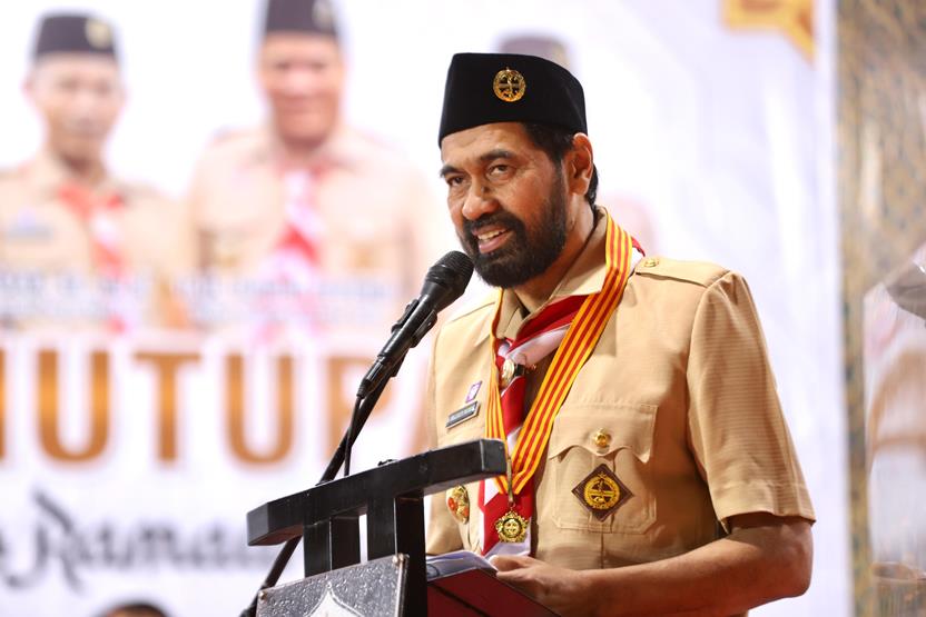 Gubernur Aceh, H. Muzakir Manaf, memberi sambutan pada penutupan Musabaqah Tunas Ramadan XXIV Tahun 2025, di Lapangan Pendidikan Aceh Barat, Sabtu 15/3/2025. Belau Berjanji akan akan kembali pada bulan april mendatang untuk meresmikan pabrik ban di aceh barat