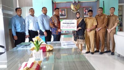 Pemimpin Bank Aceh Kantor Cabang Utama Bank Aceh, Andri Wardani menyerahkan secara simbolis deviden Bank Aceh Syariah Tahun Buku 2024 kepada Wali Kota Banda Aceh, Illiza Sa’aduddin Djamal. Penyerahan itu Turut disaksikan oleh Staf Ahli Walikota Banda Aceh, Jalaluddin, ST, MT, Asisten Administrasi Umum, Faisal SSTP, plt Kepala Badan Pengelolaan Keuangan Kota Banda Aceh, Alriandi Adiwinata. Sementara itu, dari Bank Aceh turut hadir Kepala Bagian Umum dan Human Capital, Azzumar, dan Pemimpin Bank Aceh Cabang Pembantu Balaikota, Ziad Farhad. (Foto: Humas Bank Aceh)